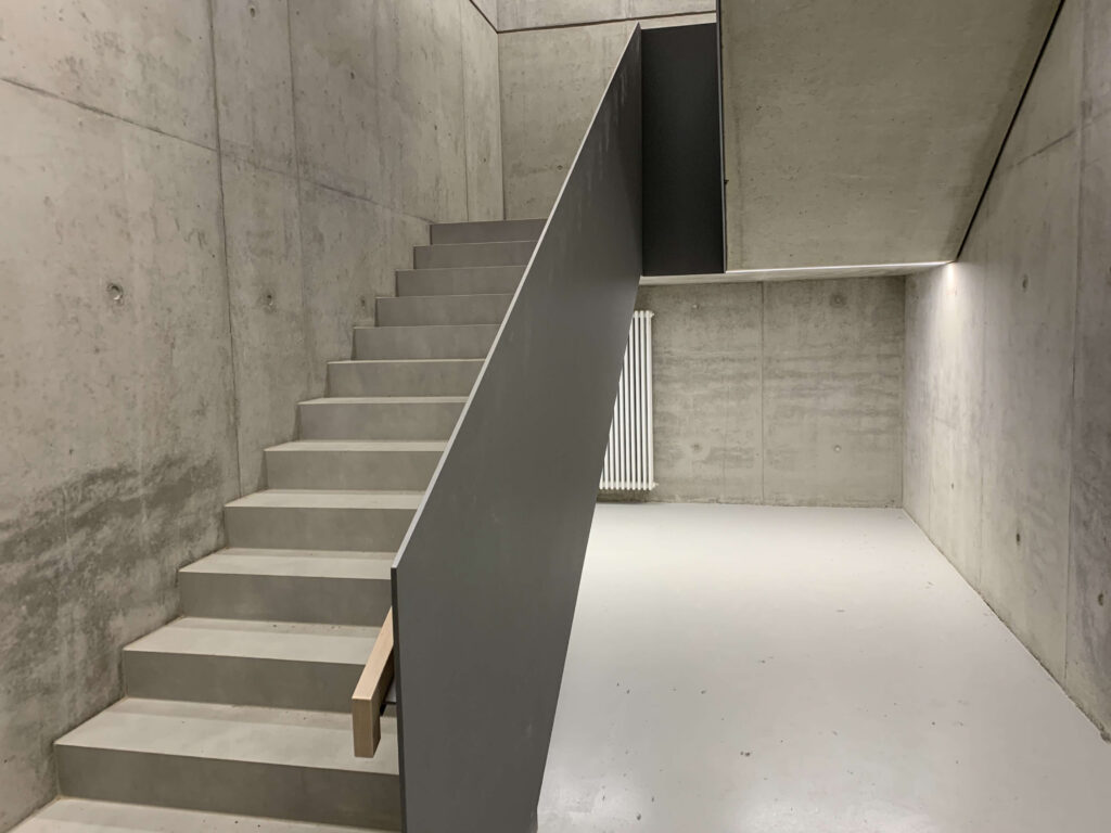 Vollblechgeländer mit Holzhandlauf