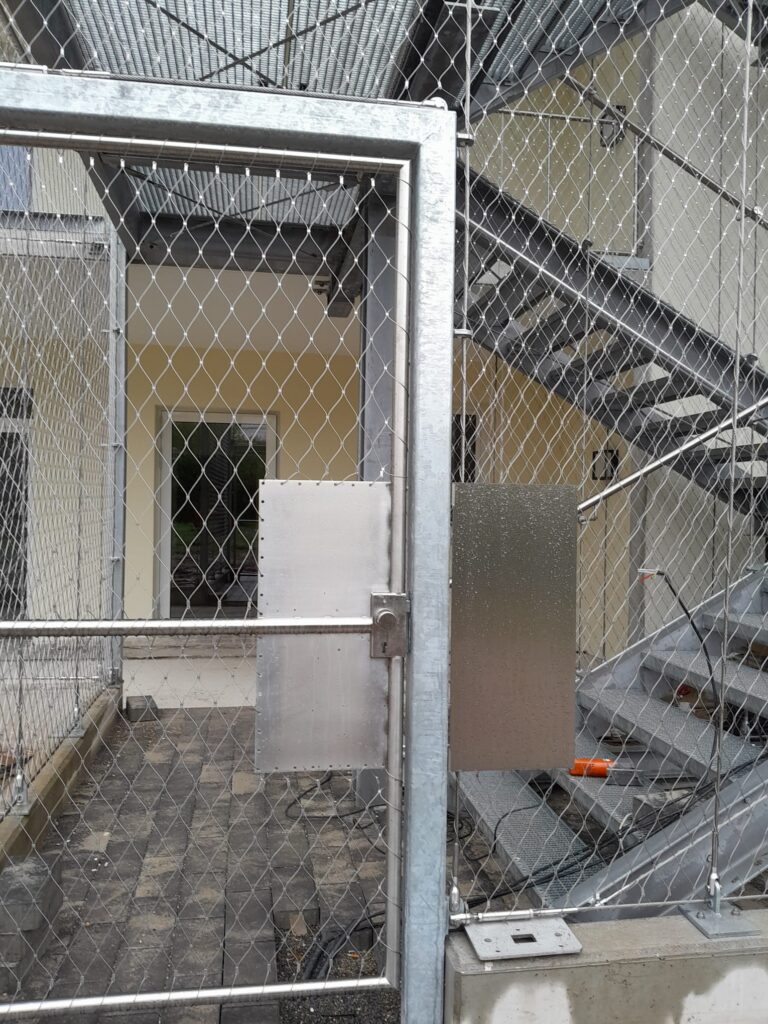 Edelstahltür mit Stahlnetztfüllung, Bild 2