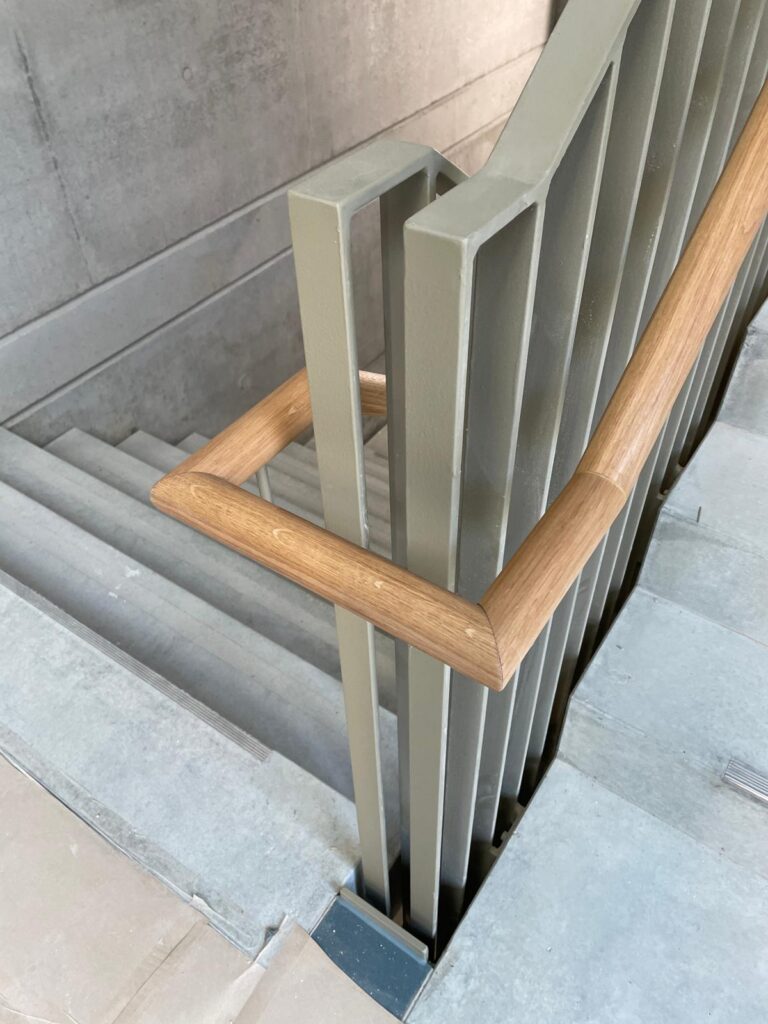 Staketengeländer mit Holzhandlauf, Bild 2
