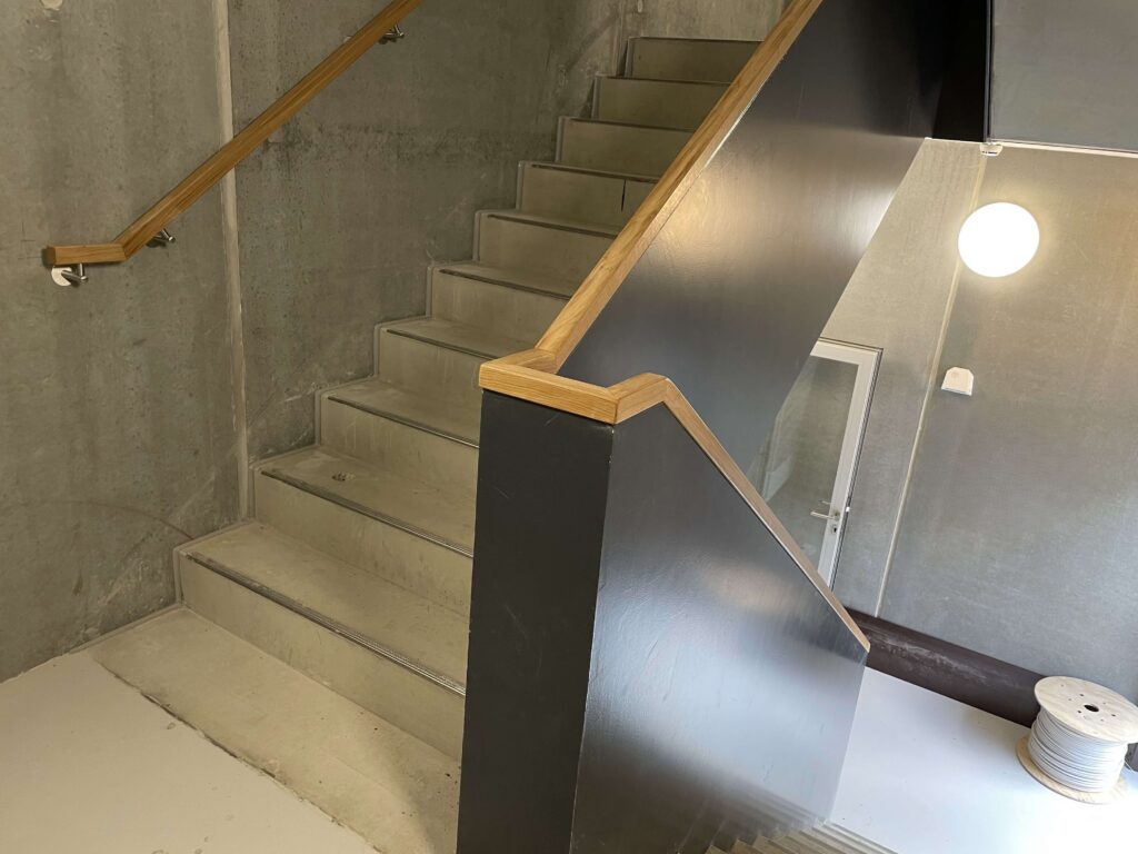 Vollblechgeländer mit Holzhandlauf, Bild 1