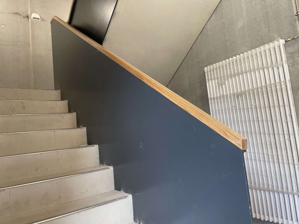 Vollblechgeländer mit Holzhandlauf, Bild 2